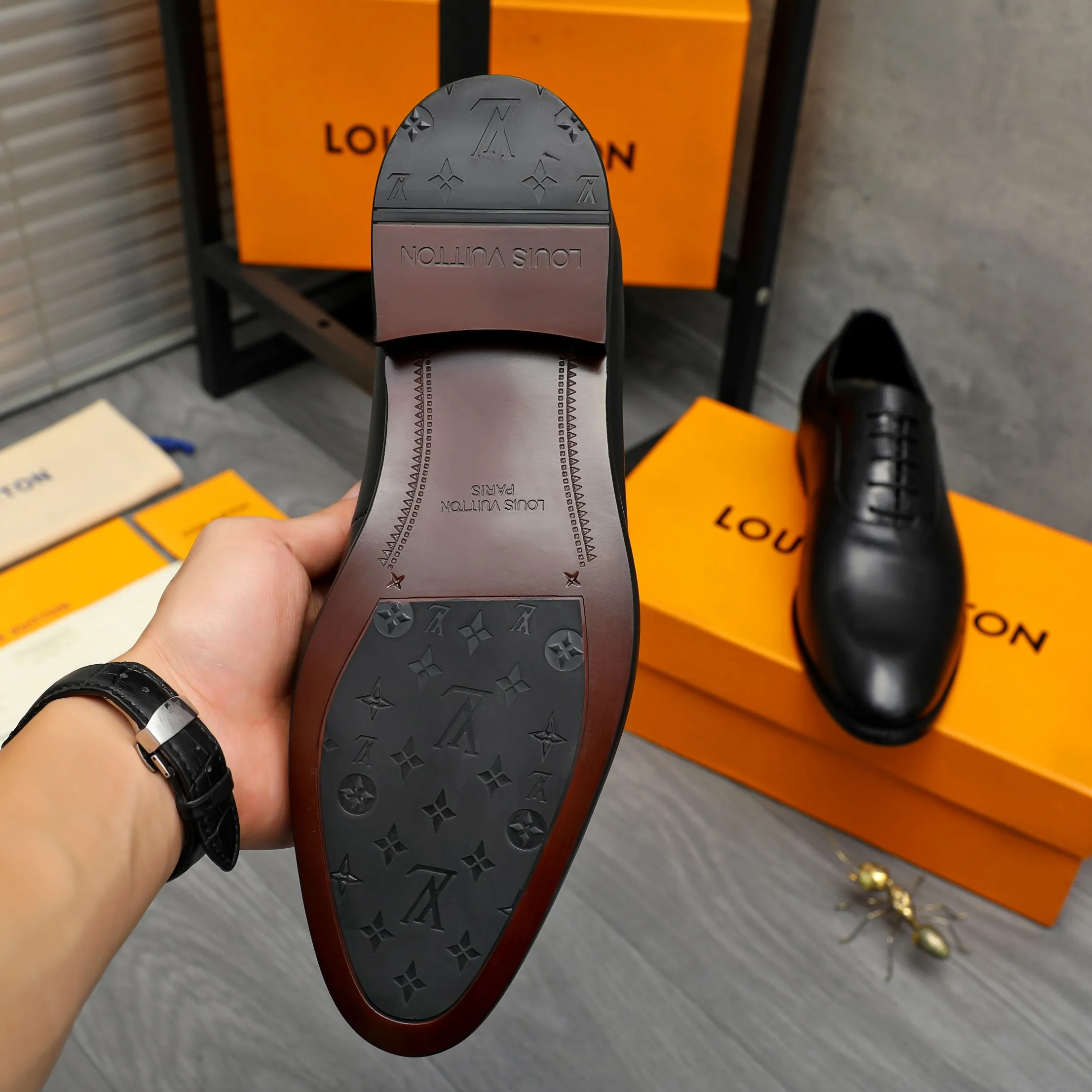 Men's shoes 💰p460 Product trademark: LV (Louis Vuitton) business lace-up leather shoes True size: 39-44 Product materials: Selected high-quality cowhide stitching classic embossed upper, cowhide lining, original rubber outsole